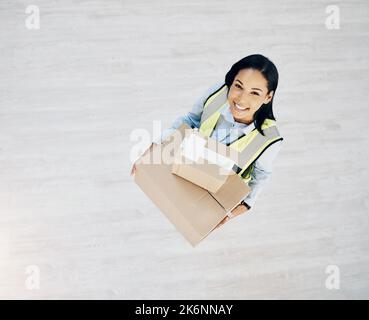 Je vous le livre immédiatement. Prise de vue en grand angle d'une jeune femme tenant des boîtes pour la livraison. Banque D'Images