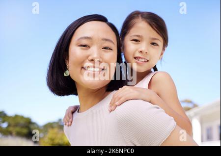 Favori des mamans. une jeune mère et une fille passent du temps ensemble dans le jardin à la maison. Banque D'Images