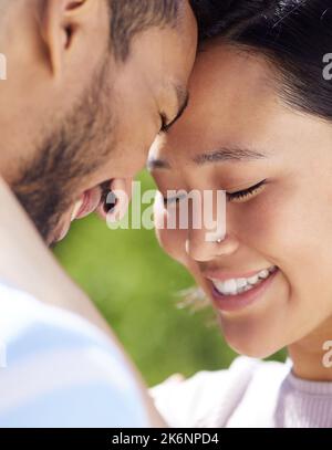 Je ne pourrais pas être plus heureux. un jeune couple passe du temps ensemble dans le jardin à la maison. Banque D'Images