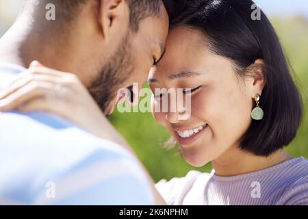 Rien ne compare à ce sentiment. un jeune couple passe du temps ensemble dans le jardin à la maison. Banque D'Images