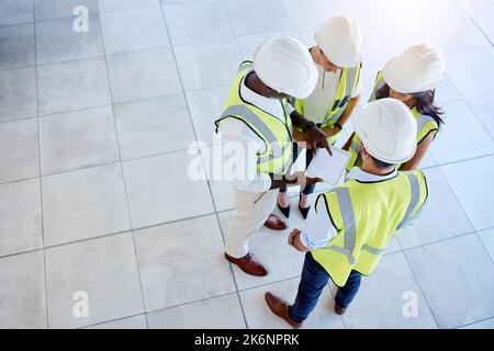 Équipe d'architecture, de construction et d'ingénierie planifiant un plan créatif d'un bâtiment sur une tablette dans un bureau. Travail d'équipe, collaboration et Banque D'Images