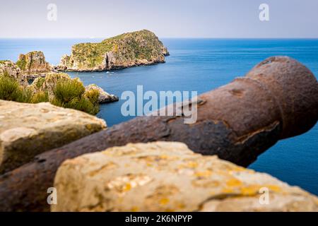 Vue panoramique du point de vue Mirador Del Cañón Islas Malgrats sur un vieux canon rouillé flou en premier plan à la baie de Santa Ponsa à Majorque Banque D'Images