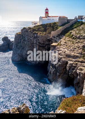 Portrait du phare du cap Saint Vincent appelé Farol do Cabo de São Vicente sur une impressionnante falaise à la pointe sud-ouest de l'europe . Banque D'Images