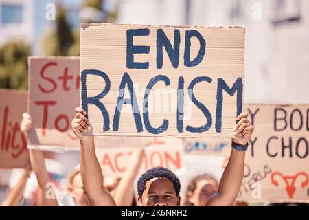 Protestation, affiche de racisme et personnes marchant pour les droits de l'homme, la vie noire comptent et le mouvement d'inégalité dans la rue de ville aux États-Unis. Foule en colère avec des panneaux Banque D'Images