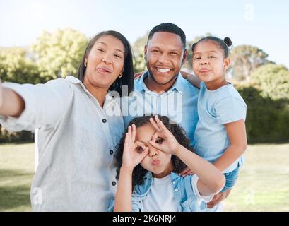 Il n'y a pas d'amour plus grand que l'amour partagé au sein d'une famille. un couple debout à l'extérieur avec leurs deux filles. Banque D'Images