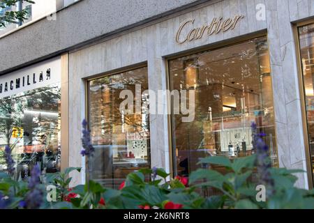 Une vitrine Cartier est visible au centre-ville de Toronto; Cartier est une compagnie française de produits de luxe, connue pour ses bijoux, montres et articles en cuir. Banque D'Images