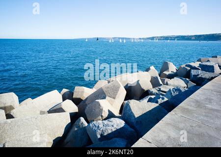 Blocs de défense en béton contre le mur est du port de Scarborough Banque D'Images