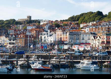 Vue sur le port de Scarborough avec l'église St Mary qui s'élève au-dessus de la vieille ville Banque D'Images