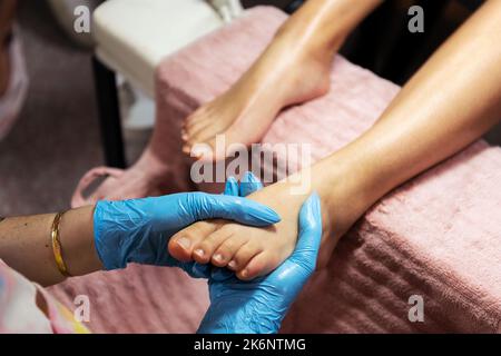 pied recevant un massage relaxant pendant la pédicure Banque D'Images