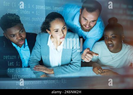 Étaient les meilleurs programmeurs dans le bâtiment. un groupe diversifié d'hommes d'affaires assis au bureau et planifiant avec un écran cgi. Banque D'Images