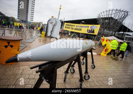 Bonn, Allemagne. 14th octobre 2022. Un modèle de missile nucléaire se trouve devant le Centre de conférences mondiales avant le début de la convention nationale du Parti Vert à Bonn. Credit: Thomas Banneyer/dpa/Alay Live News Banque D'Images