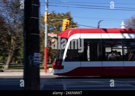 Un tramway moderne, un train léger, est vu dans une rue du centre-ville, zone urbaine pendant une journée claire et bleue. Banque D'Images