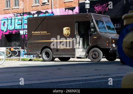 Une fourgonnette de livraison UPS brune par une journée ensoleillée à Toronto. United Parcel Service est la plus grande entreprise logistique au monde. Banque D'Images