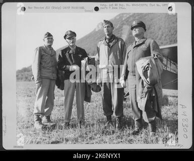 Photographie du général John K. Cannon, du lieutenant général Carl A. Spaatz, du lieutenant général Mark W. Clark et du général Henry H. Arnold (États-Unis Force aérienne numéro 80225AC). Photographie du général John K. Cannon, du lieutenant général Carl A. Spaatz, du lieutenant général Mark W. Clark et du général Henry H. Arnold (États-Unis Force aérienne numéro 80225AC). Le général de division John K. Cannon, commandant général de la Force tactique nord-africaine; le général Carl A. Spaatz, commandant général des Forces aériennes alliées nord-africaines; le général Mark W. Clark, commandant général de la Cinquième armée; et le général Henry H. Arnold, commandant général des États-Unis Armée de l'air, wa Banque D'Images