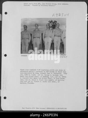 Théâtre de guerre #19 (Nouvelle-Guinée) cérémonies et décorations. Ces quatre pilotes d'éclairage P-38 de Lockheed sont présentés à l'attention lors D'Une cérémonie en Nouvelle-Guinée au cours de laquelle ils ont été décorés par Brig. Général Paul B. Wurtsmith. Ils sont, de gauche à droite: 1st Lt. GE Banque D'Images