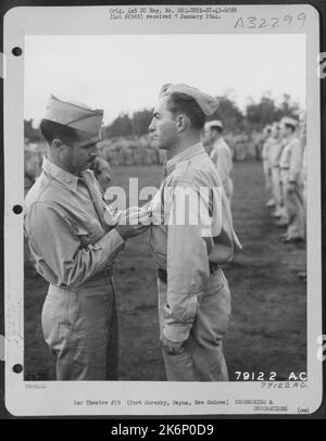 Brig. Le général Paul B. Wurtsmith, commandant du 5th Fighter Command, remet la Médaille de l'air au 2nd lieutenant Robert H. White, Kansas City, Missouri, du 49th Fighter Group, lors d'une cérémonie tenue à l'aérodrome de Dobodura, (Horando) près de Port Moresby, Papouasie, Nouvelle-Nouvelle-Guinée Banque D'Images