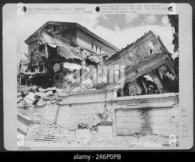 Démolition complète de l'Assemblée législative en marche à Manille, P.I. L'un des plus beaux bâtiments gouvernementaux de l'extrême-Orient, c'était la fierté du gouvernement philippin. Les citoyens philippins passent devant le bâtiment et regardent dans un merveilleux état des résultats Banque D'Images