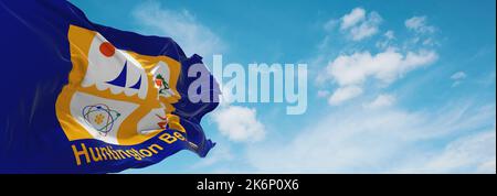 Drapeau officiel de Huntington Beach, Californie Etats d'Amérique déliés sur fond ciel nuageux au coucher du soleil, vue panoramique. Voyages aux Etats-Unis et patriote conc Banque D'Images