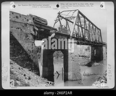 'C' Co., 1876th ing. Aviation Bataillon réparer un pont endommagé par une bombe quelque part dans les îles Philippines, 18 juillet 1945. Banque D'Images