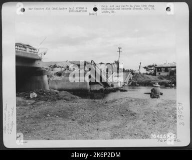 La bombe a endommagé le pont Meycaugan quelque part dans les îles Philippines en cours de reconstruction par 'B' Co., 1876th Eng. Aviation Battalion. 10 février 1945. Banque D'Images