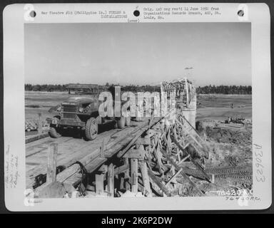 Des membres du bataillon de l'aviation du 1876th Eng. Réparent un pont endommagé par une bombe quelque part dans les îles Philippines. 6 mai 1945. Banque D'Images