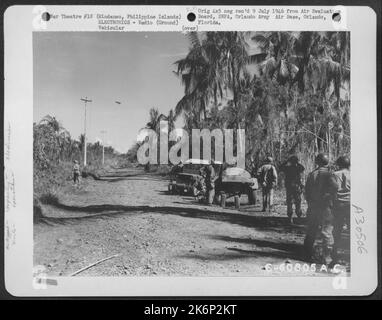 Trois corsaires de F4U ont été utilisés pour déposer des bombes Napalm sur des positions japonaises à 300 mètres devant nos troupes de ligne. Le commandant du régiment avait demandé la coopération aérienne lorsque notre division de 24th essayait de progresser le long de cette route de Taloma Banque D'Images