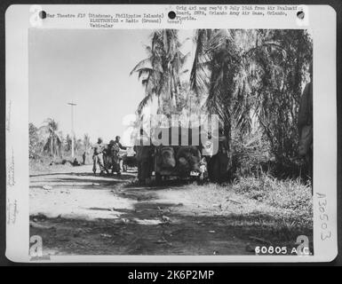 Une jeep de commande directe JASCO avec son équipement radio venait d'arriver sur cette scène et tente de contacter un vol d'avions dirigé par le 25th support Air Party au siège de la division. Le commandant du régiment avait appelé à l'air Banque D'Images