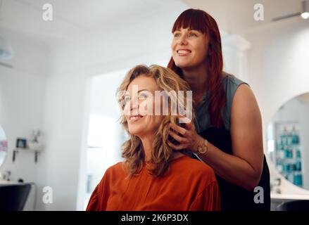 Coiffeur, cliente senior et consultation en soins capillaires avec un jeune coiffeur en formation. Client heureux, soin esthétique de coiffure élégant Banque D'Images