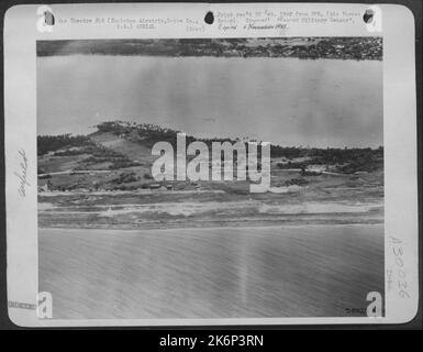 PISTE D'ATTERRISSAGE DE TACLOBAN - vue aérienne de la piste d'atterrissage de Tacloban sur l'île de Leyte, Philippines. Construit comme un aéroport national commercial et prolongé par les JAP, il est à environ huit miles de la ville de Tacloban. Banque D'Images