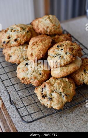 Rock cakes refroidissement sur le plateau en fil de cuisine Hook Norton Oxfordshire Angleterre royaume-uni Banque D'Images