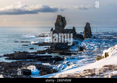 Londrangar, rocher ornithologique et falaises de basalte environnantes, péninsule de Snaefellsnes, Islande, Europe Banque D'Images