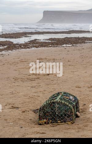 Pot de homard lavé sur une plage à saltburn, dans le nord du yorkshire, au Royaume-Uni Banque D'Images