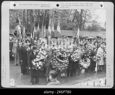 Les membres du Groupe de transport de troupes 439Th participent à une parade de la journée d'armistice quelque part en France, le 11 novembre 1944. Banque D'Images