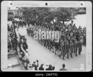 Les membres du groupe de transport de troupes 439Th défilent avec d'autres forces alliées pendant la parade de la journée V-E quelque part en France. Banque D'Images