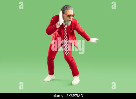 Drôle d'homme heureux dans la danse d'ensemble funky et de s'amuser à Noël ou la fête du nouvel an Banque D'Images