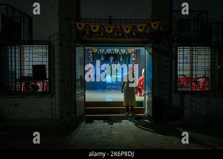 Une femme entrant dans un temple de Maa Durga à Mumbai pour le festival indien de Navratri Banque D'Images