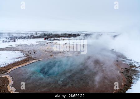 Strokkur Geysir en hiver, vallée de Haukadalur, parc national de Pingvellir, Thingvellir, Islande Banque D'Images