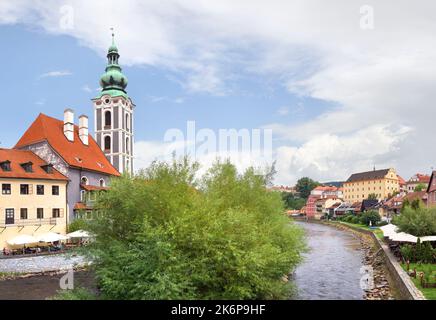 Vue sur la Vltava par jour d'été. Cesky Krumlov, République tchèque Banque D'Images