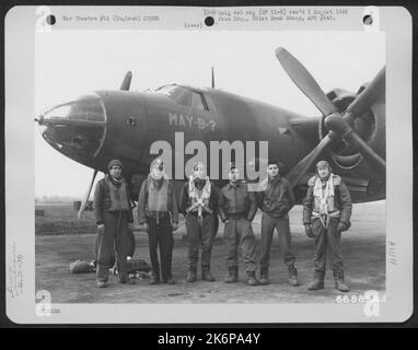 L'équipage du 391st Bomb Group pose devant le Martin B-26 Marauder 'May-B-?' Angleterre, le 11 avril 1944. Banque D'Images