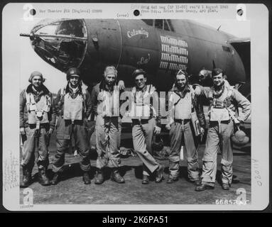 Le lieutenant Walker et l'équipage du 572Nd Bomb Squadron, à côté de Martin B-26 Marauder 'calamity lu'. 391st Bomb Group, Angleterre, 9 août 1944. Banque D'Images