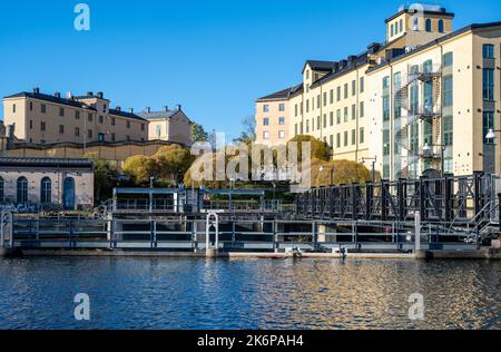 Le vieux paysage industriel à drags lors d'un jour d'automne ensoleillé. Norrköping est une ville industrielle historique de Suède. Banque D'Images