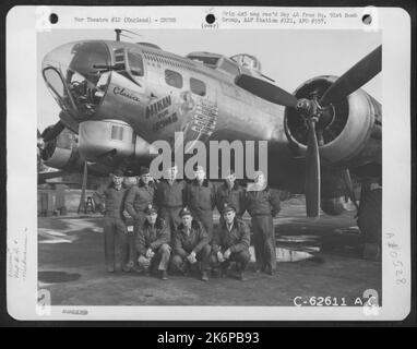 Équipe de combat du 91st Bomb Group, 8th Air Force, à côté du Boeing B-17 'Flying Fortress' 'Hikin' for Home', Angleterre. Banque D'Images