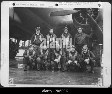 Équipage du 563Rd Bomb Squadron, 388th Bomb Group, à côté D'Un Boeing B-17 Flying Fortress. Angleterre, le 27 février 1944. Back Row, de gauche à droite; 2nd Lt. Philip Brejensky, Brooklyn, NJ 1st Lt. Belford J. Kiersted, Uniontown, Penn. 2nd Lt. Clifford E. Conklin Banque D'Images