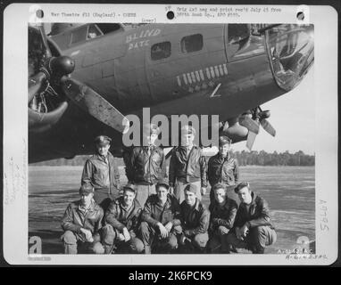 Équipage du 560Th Bomb Squadron, 388th Bomb Group à côté du Boeing B-17 'Flying Fortress' 'Blind Date'. Angleterre 13 septembre 1943. Rangée arrière, de gauche à droite : 2nd Lt. Warren E. Wieland, Chicago, Ill 1st Lt. George E. Branha, long Beach, Calif 2nd Lt. John Banque D'Images