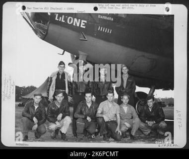 Équipage du 562Nd Bomb Squadron, 388th Bomb Group, à côté du Boeing B-17 'Flying Fortress' 'Lil' One'. Angleterre, le 11 août 1943. Debout de gauche à droite : 2nd Lt. Thomas A. Sigurdson, Xakima, Washington 2nd Lt. Robert L. Pfeiffer, French Lick, Indiana 2nd Banque D'Images