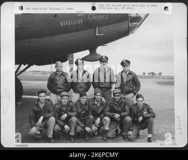 Équipage du 562Nd Bomb Squadron, 388th Bomb Gp, à côté du Boeing B-17 'Flying Fortress' 'second chance'. Angleterre, le 30 août 1943. Debout, de gauche à droite: 2nd Lt. J.M. Flor, New York, NY 1st Lt. I.M. Willson, Monmouth, Illinois 2nd Lt. C.P. Seymour, T. Banque D'Images