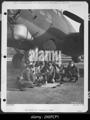 Équipage du 563Rd Bomb Squadron, 388th Bomb Group, à côté D'Un Boeing B-17 « Forteresse volante » en Angleterre. 30 janvier 1944. Debout, de gauche à droite : S/Sgt. Gordon J. Pingicer, Perth Amboy, New Jersey T/Sgt. Frederick W. Austin, Huntington, Virginie-Occidentale Banque D'Images