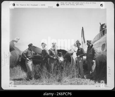 Membres d'équipage du 560Th Bomb Squadron, 388th Bomb Group, à côté D'Un Boeing B-17 Flying Fortress endommagé. Angleterre, le 20 juin 1944. De gauche à droite : 2nd Lt. Scott C. Johnson, Clam Falls, Wisconsin; 2nd Lt. Charles Maring, Grinnell, Iowa 2nd Lt. John W. Hanle Banque D'Images