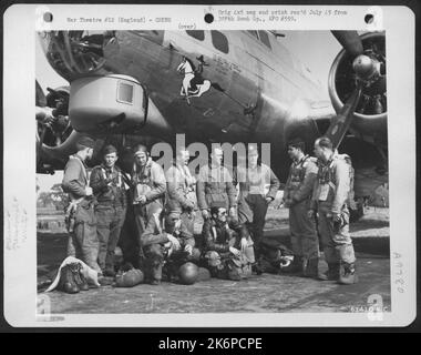 Équipage du 562Nd Bomb Squadron, 388th Bomb Group, à côté D'Un Boeing B-17 'Forteresse volante'. Angleterre, le 20 mai 1944. De gauche à droite : S/Sgt. Harold A. Dauman, New Braunfels, Texas T/Sgt. James R. Brumbaugh, Meadville, Penn S/Sgt. Joe F. Rabun, Bastrup, Louisi Banque D'Images