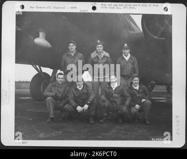 Équipage du 560Th Bomb SQD., 388th Bomb Group à côté D'Un Boeing B-17 Flying Fortress. Angleterre, le 26 janvier 1944. De gauche à droite : T/Sgt. Eric J. Forsta, Astoria (Oregon); Capitaine Ralph T. Jarrendt, Wyandotte (Michigan); 1st Lt. Donald E. Stamples, Banque D'Images